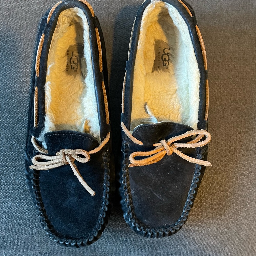 Women’s size 7 Ugg slippers.